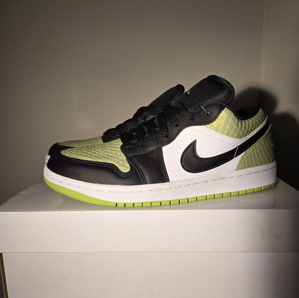 NIKE JORDAN 1 LOW SNAKESKIN VIVID GREEN 8.5